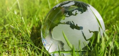 Weltkugel aus Glas, Erde mit Gras und Sonne, Naturschutz, Umweltschutz, Klimaschutz