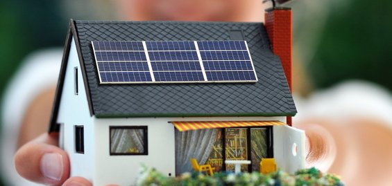 Gros plan sur les panneaux solaires d'une maison.