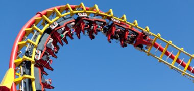 Achterbahn vor blauem Hintergrund