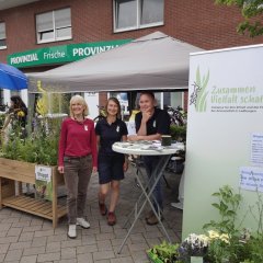 Das Bild zeigt Mitglieder der Initiative Artenvielfalt mit ihrem Stand auf dem Sommerfest.