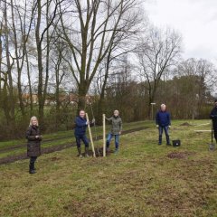 Das Bild zeigt Mitarbeiter der Initiative Artenvielfalt beim Anlegen der Streuobstwiese.